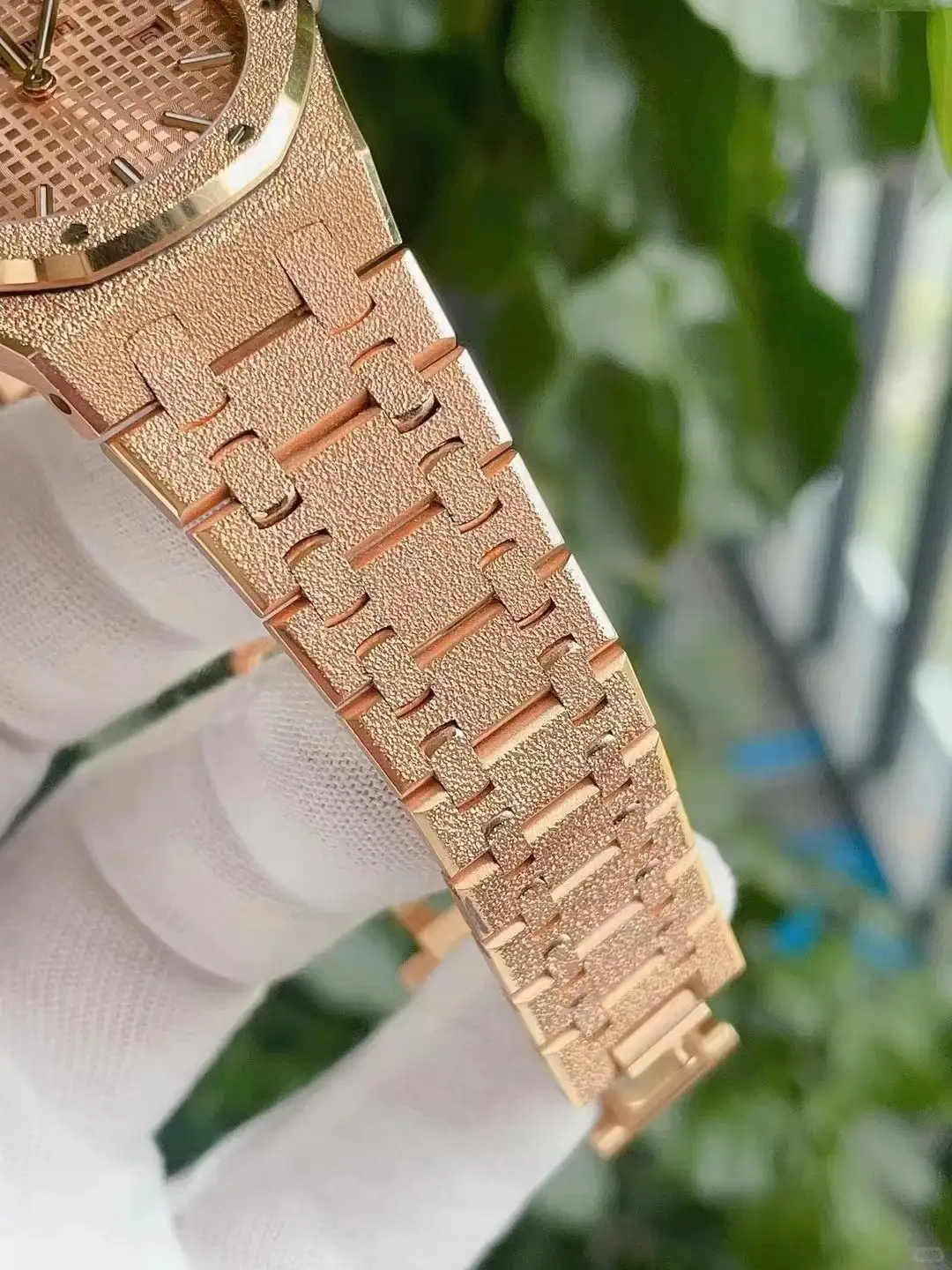 Audemars Piguet Royal Oak Frosted Gold Quartz Gold 67653OR.GG.1263OR.02 - view 4