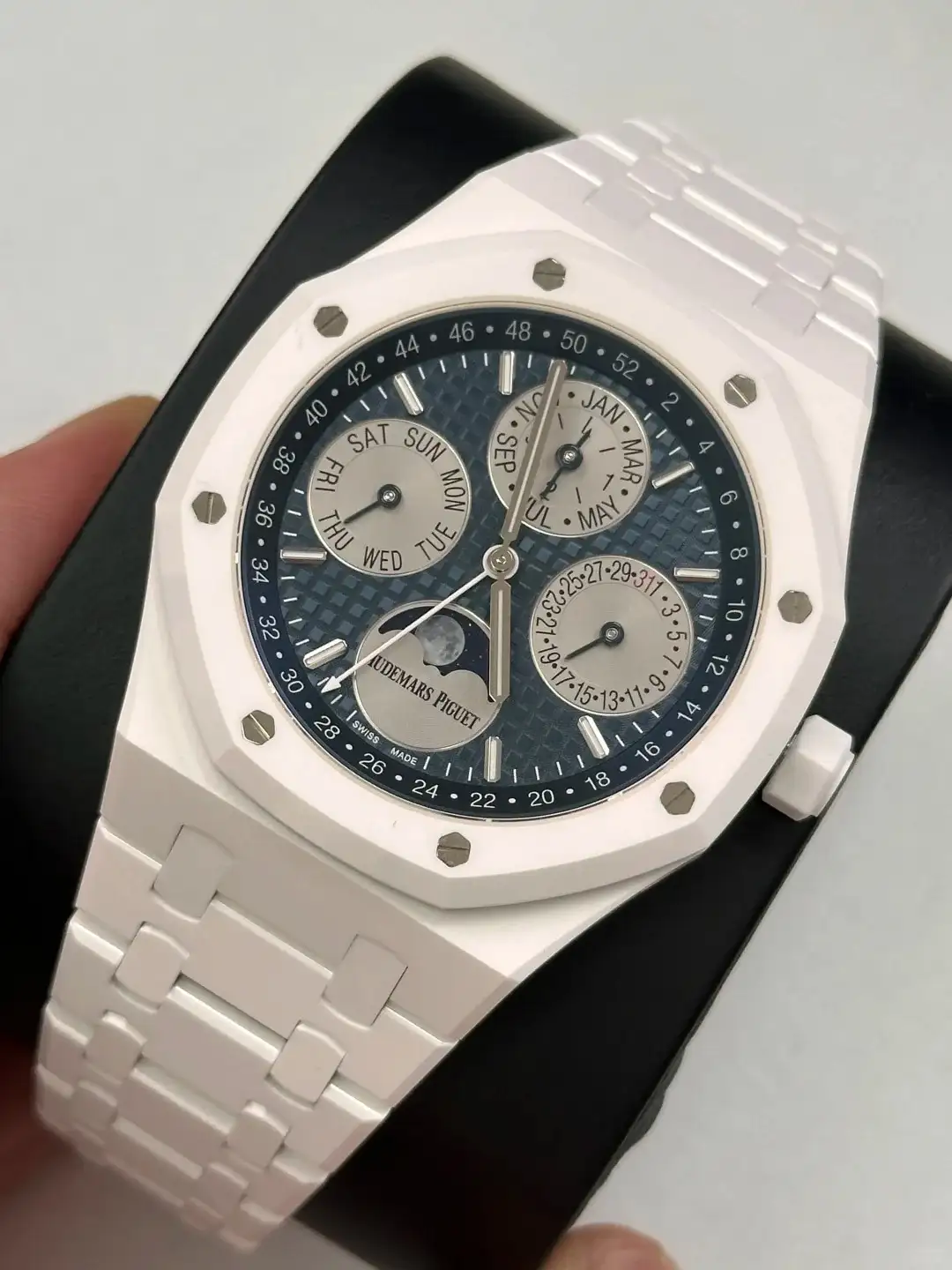 Audemars Piguet Royal Oak Perpetual Calendar Blue 26579CB.OO.1225CB.01 - view 4